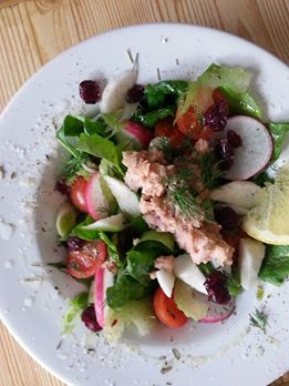 salata din verdeturi de sezon