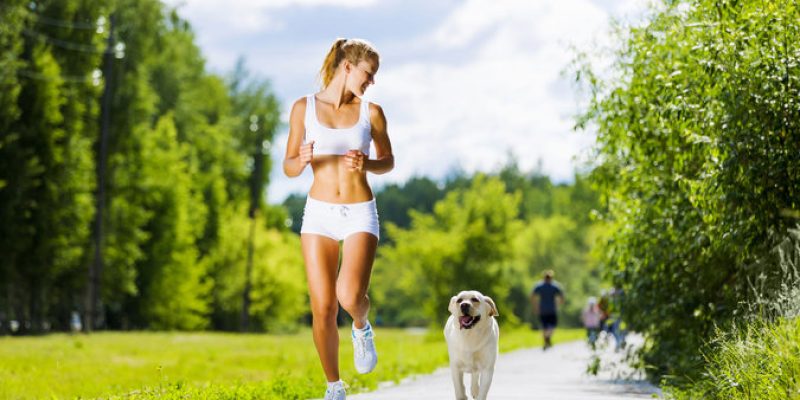 Alergarea de dimineață te face mai fericită și mai suplă
